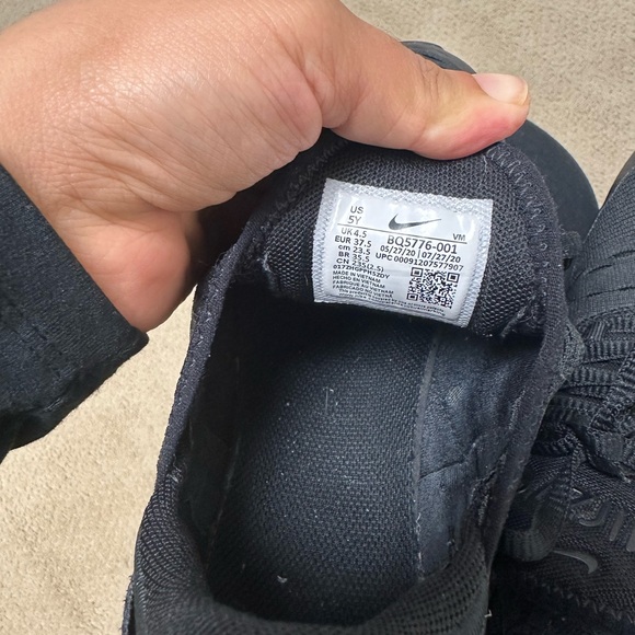 Nike Black Air Max 270 Sneakers - Picture 6 of 6